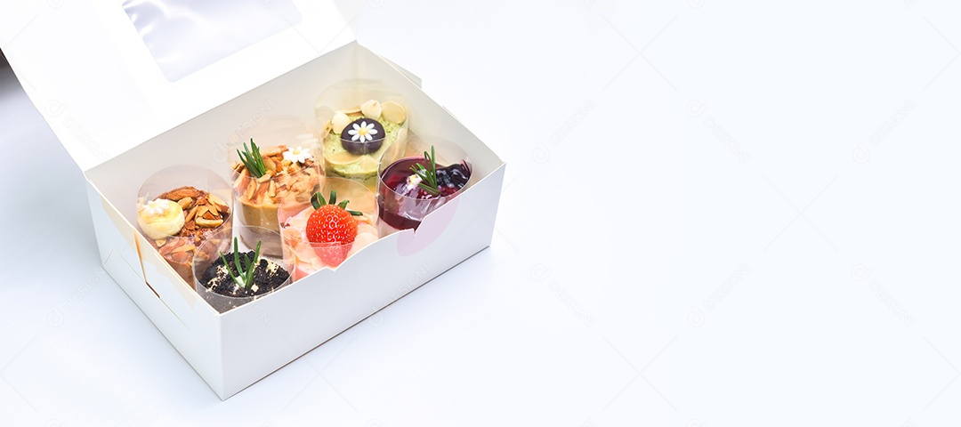 Cheesecake de morango com morangos frescos por cima e diferente