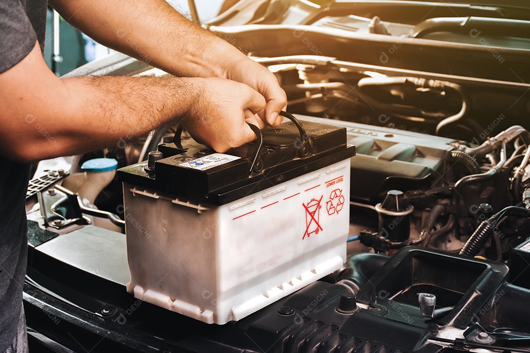 Um mecânico de automóveis carrega uma bateria de carro de substituição para carros elétricos