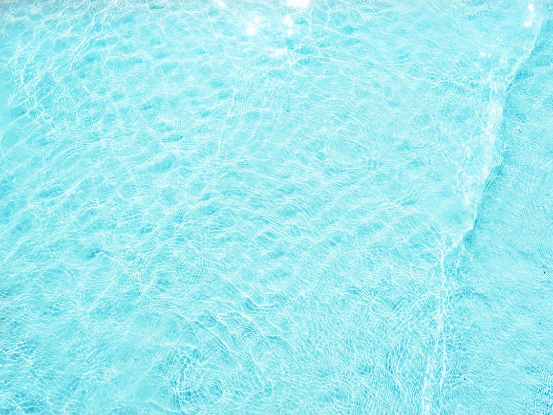 Água azul clara do mar em dia ensolarado com vista superior, onda calma