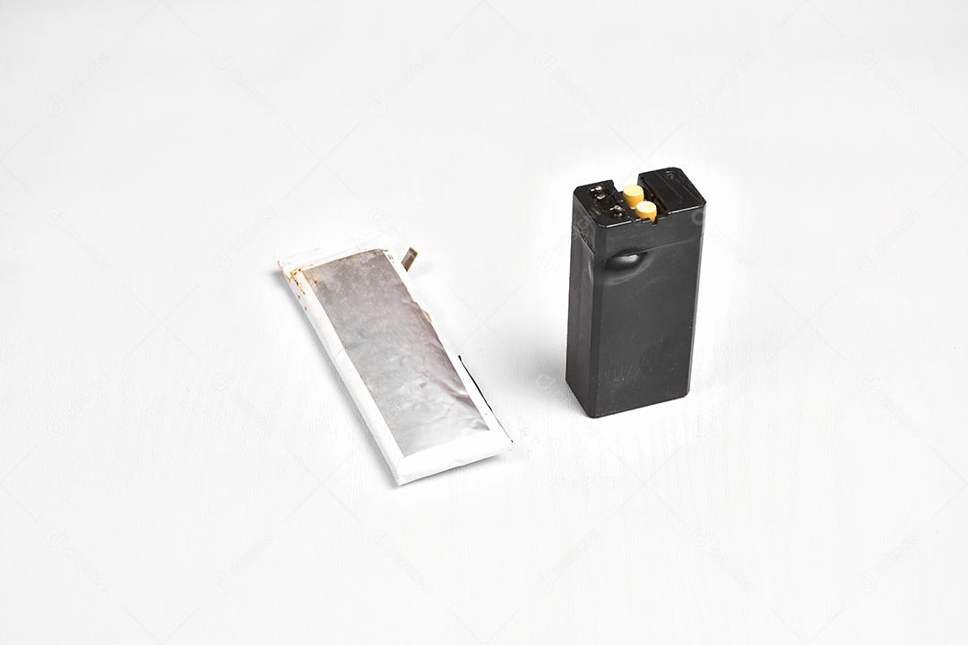 Polímero de lítio e bateria de íon de lítio inchados nas costas brancas