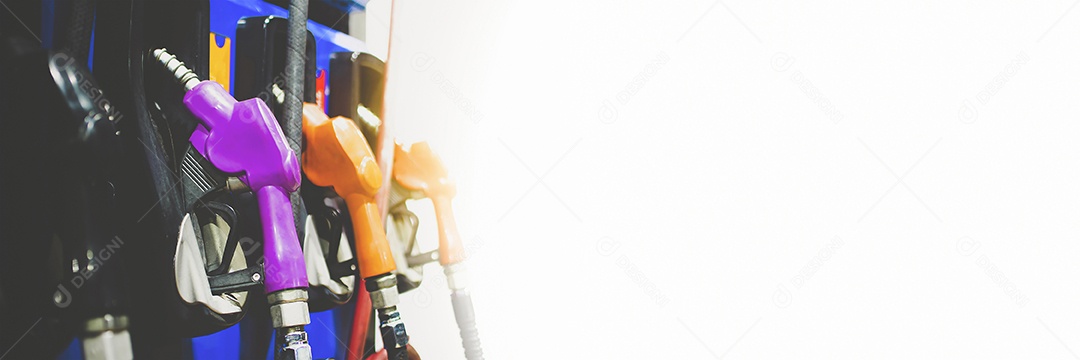 Bomba de bico de óleo na estação de serviço de gasolina com espaço de cópia em branco