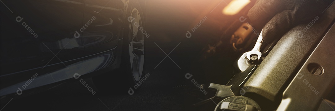 A mão do mecânico de automóveis está prendendo um parafuso com uma chave de boca aberta