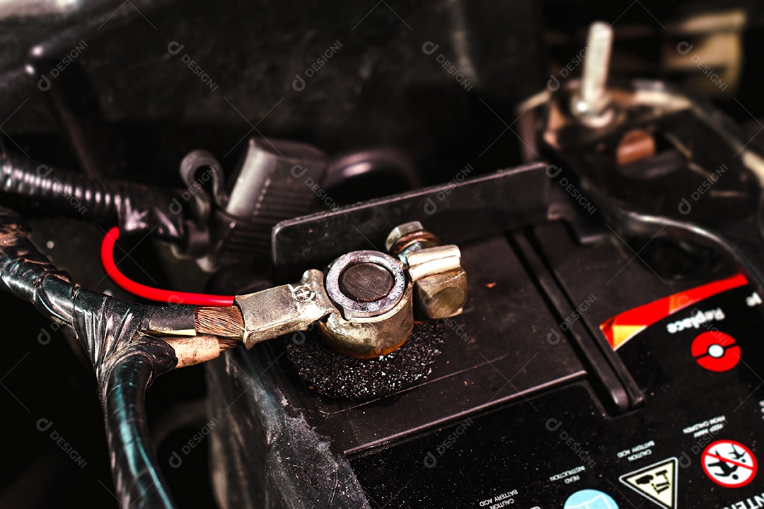 O terminal positivo da bateria do carro com o fio de conexão