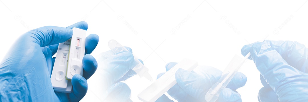 Cassete de resultado de teste negativo Covid-19 na mão médica