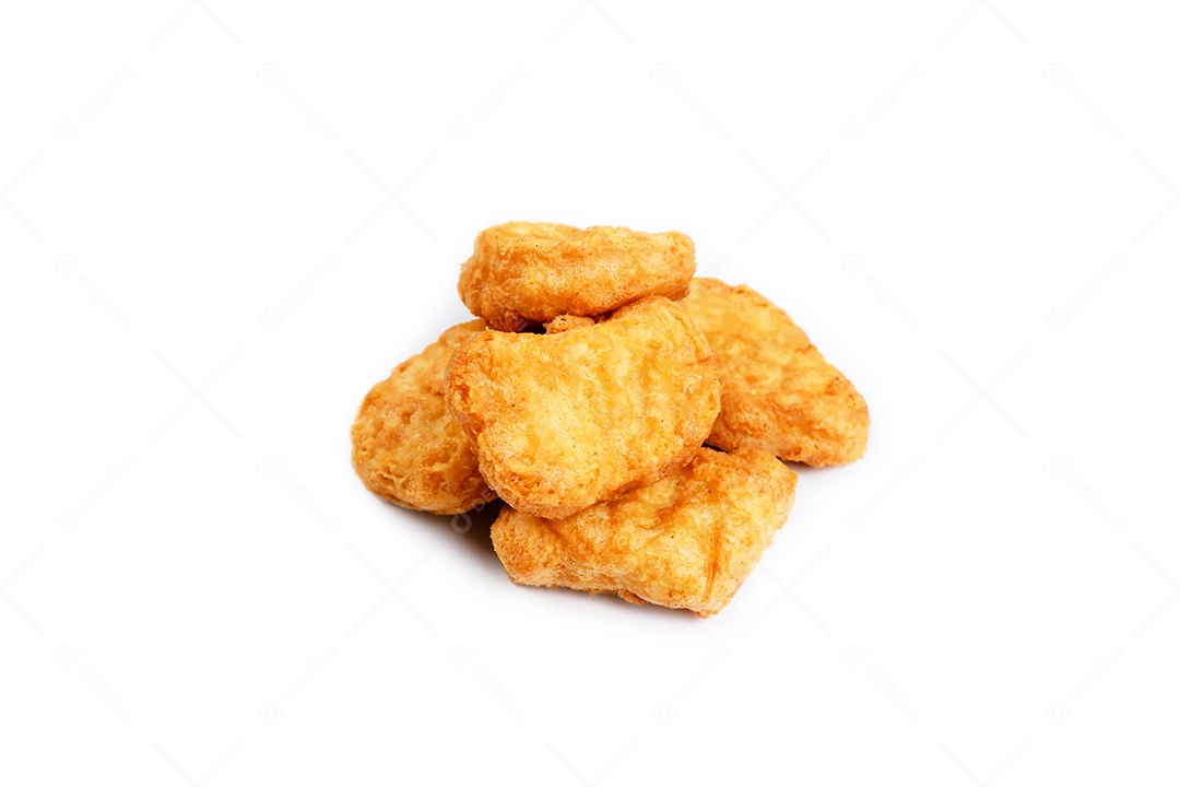 Nuggets de frango fritos isolados no fundo branco