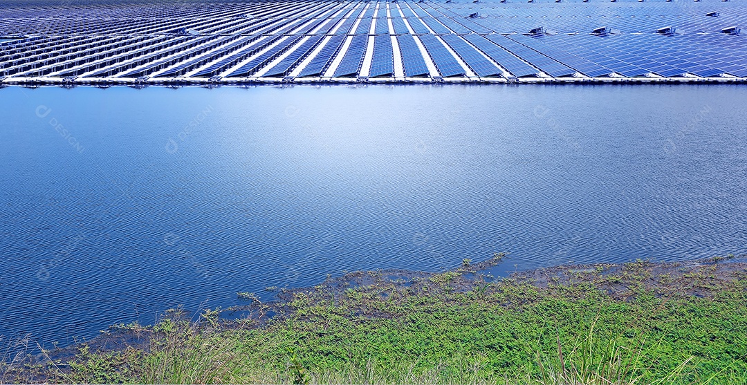 Os painéis solares flutuam na superfície do lago com o céu