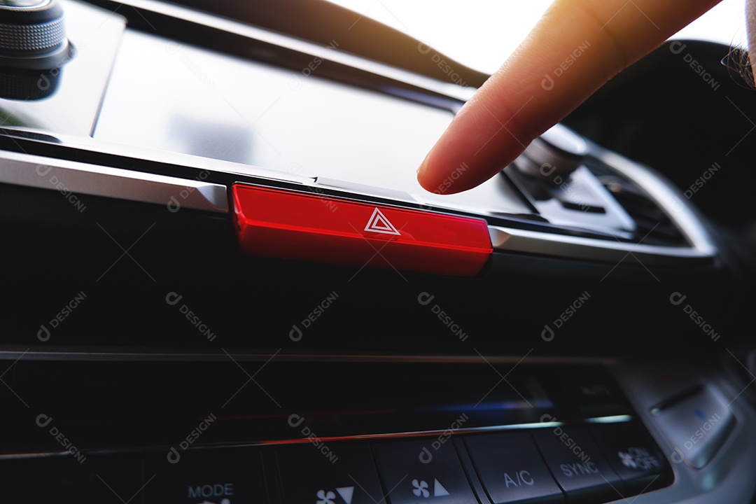 Pressionando o botão da luz de emergência com a mão do motorista