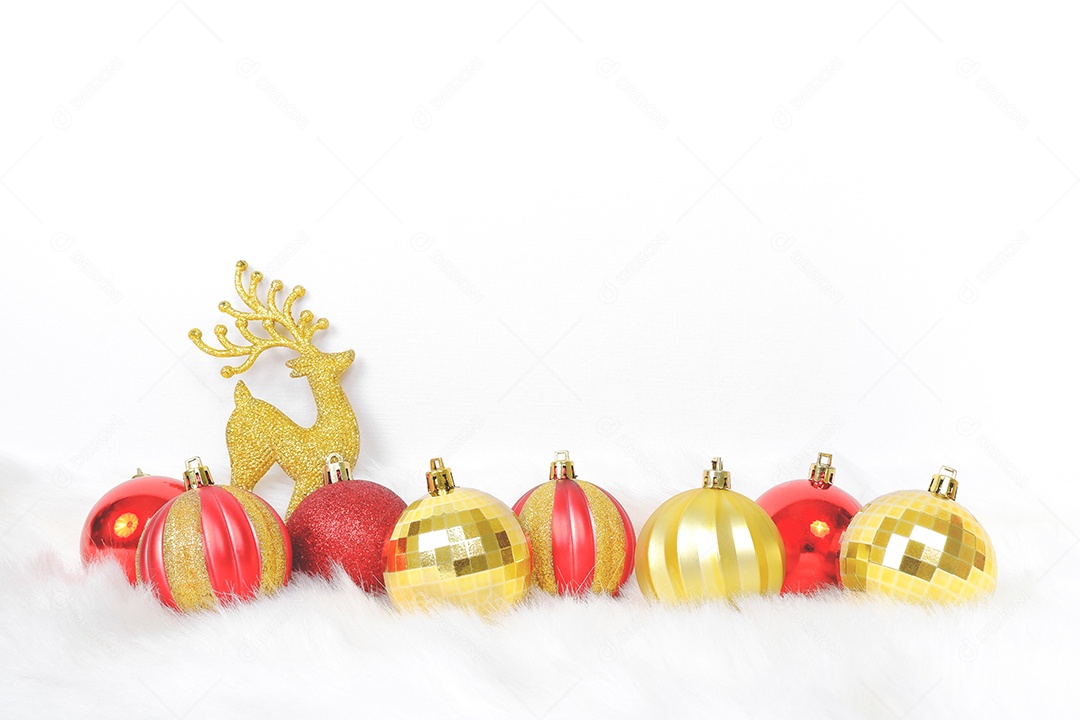 Feliz Natal decorado com bolas de Natal e veados dourados