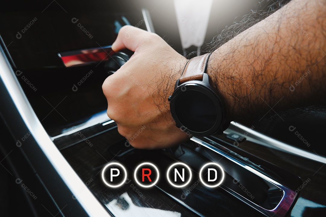 O motorista escolhendo manualmente a posição da alavanca de câmbio automática