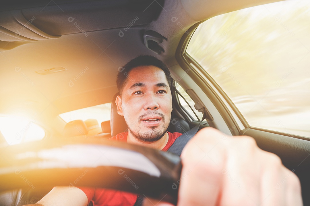 Turista asiático dirigindo um carro enquanto usava um cinto