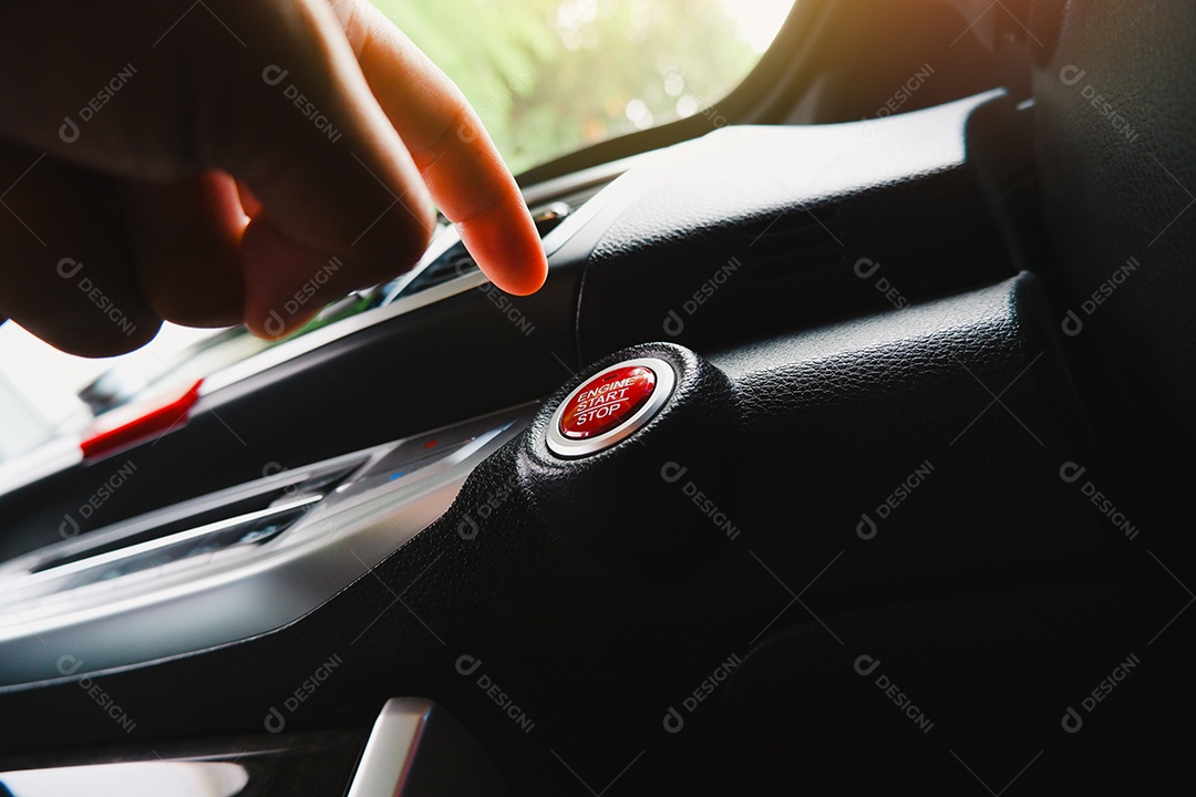 A palma da mão do motorista enquanto pressiona a parada de partida do motor do carro elétrico