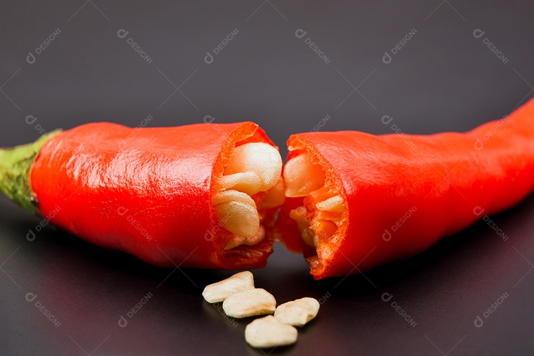 Close-up de pimenta malagueta vermelha meio quebrada
