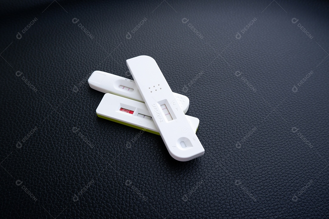 Cassete de teste múltiplo covid-19 com resultado positivo em artifícios