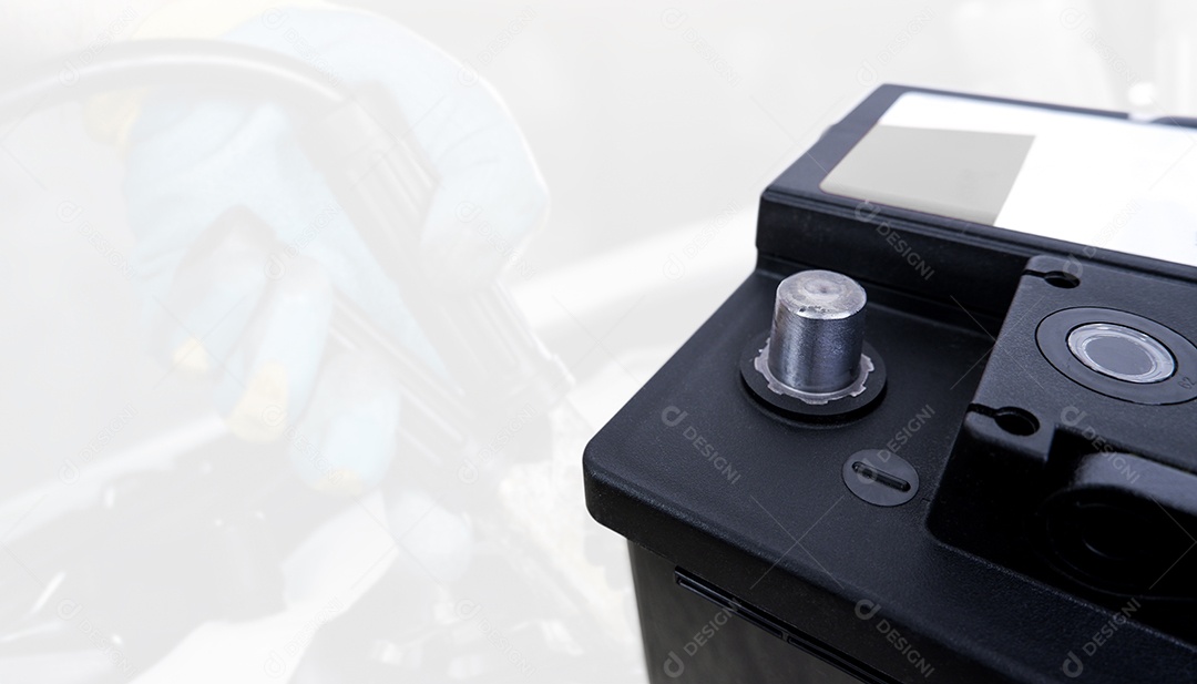 Terminal negativo preto de uma bateria preta de carro genérico e bateria