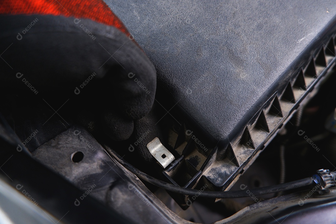 O mecânico de automóveis está bloqueando a caixa de filtro de ar automotivo do carro