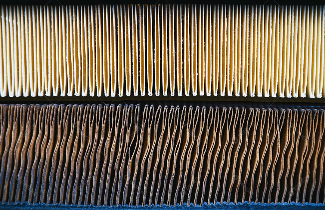 Feche a macro de um novo filtro de ar e um filtro imundo antigo para comparação