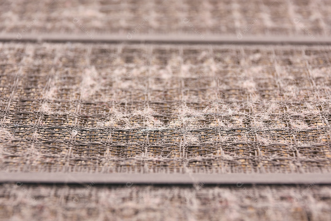 Filtro de ar entupido com poeira, close-up macro e foco seletivo