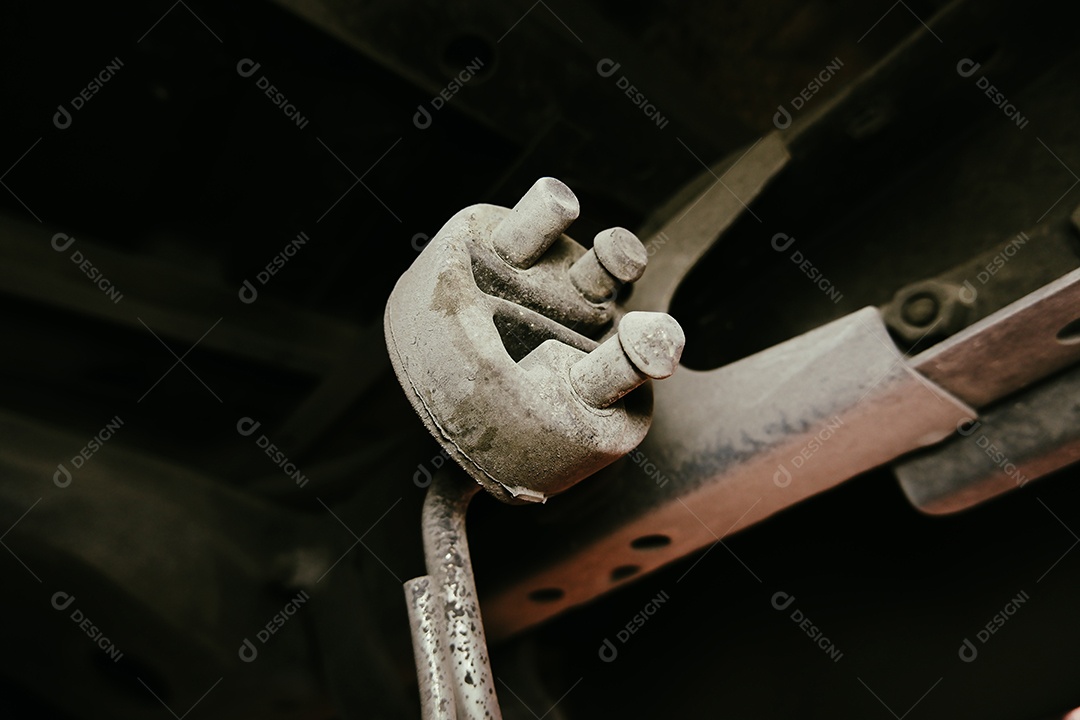 Montagem de borracha de escape com mancha de lama em um automóvel