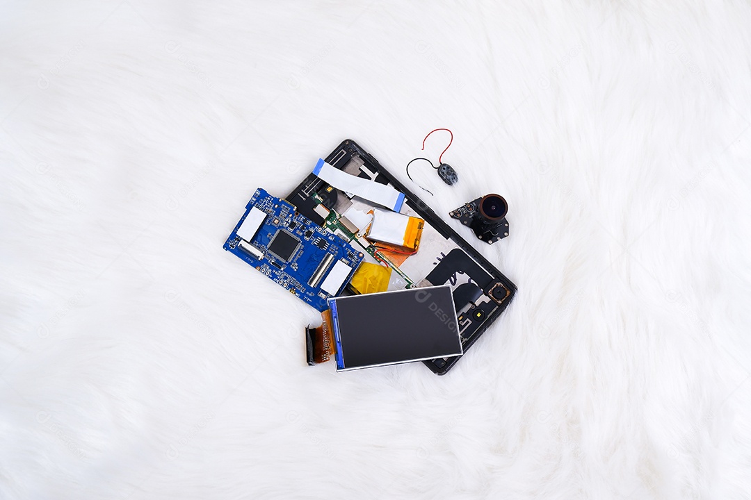 Resíduos eletrônicos, incluindo uma tela LCD, uma placa eletrônica