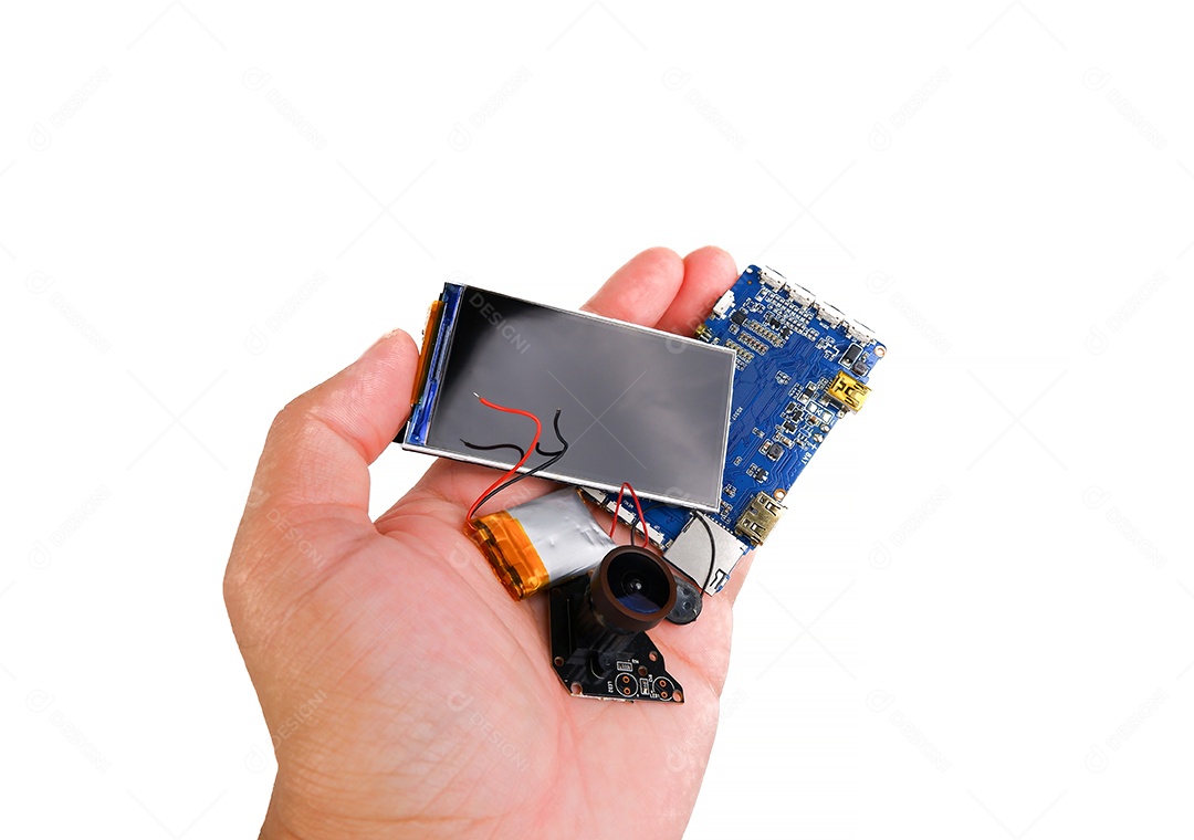 Resíduos perigosos de eletrônicos em uma mão no fundo branco