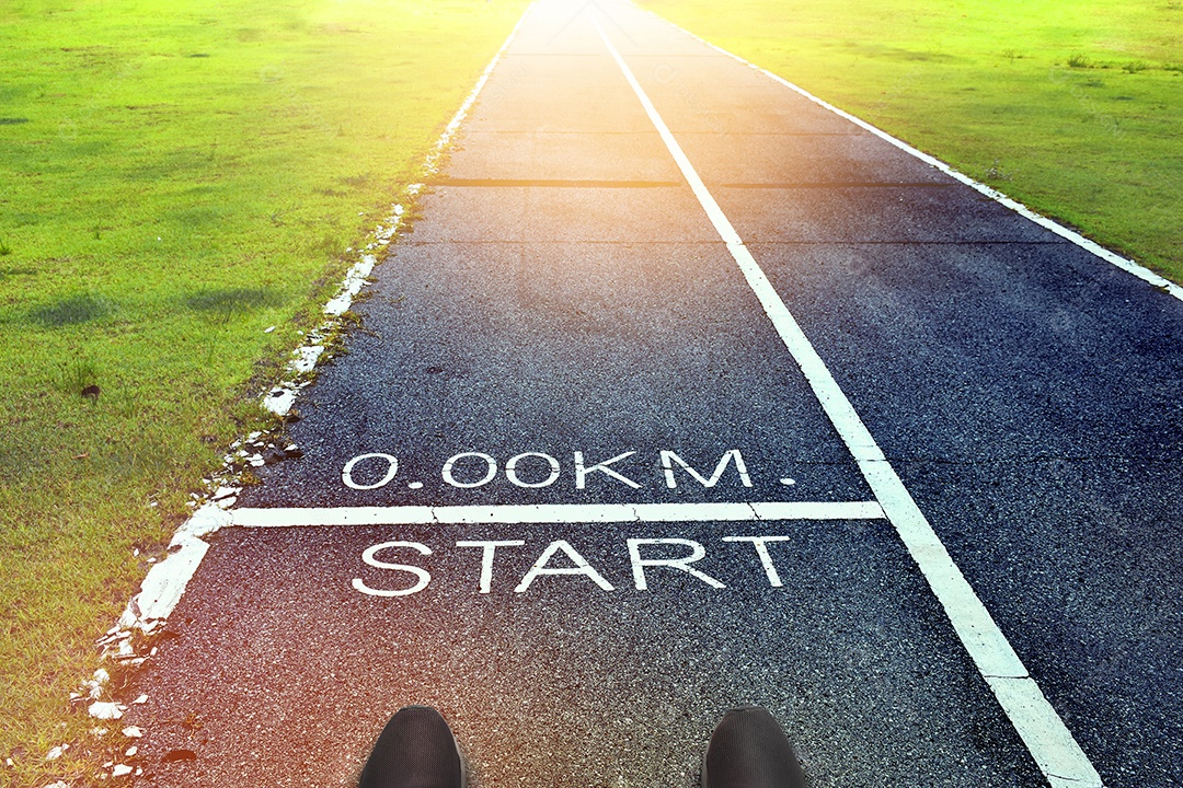 A linha começa em uma estrada asfaltada com a luz do sol