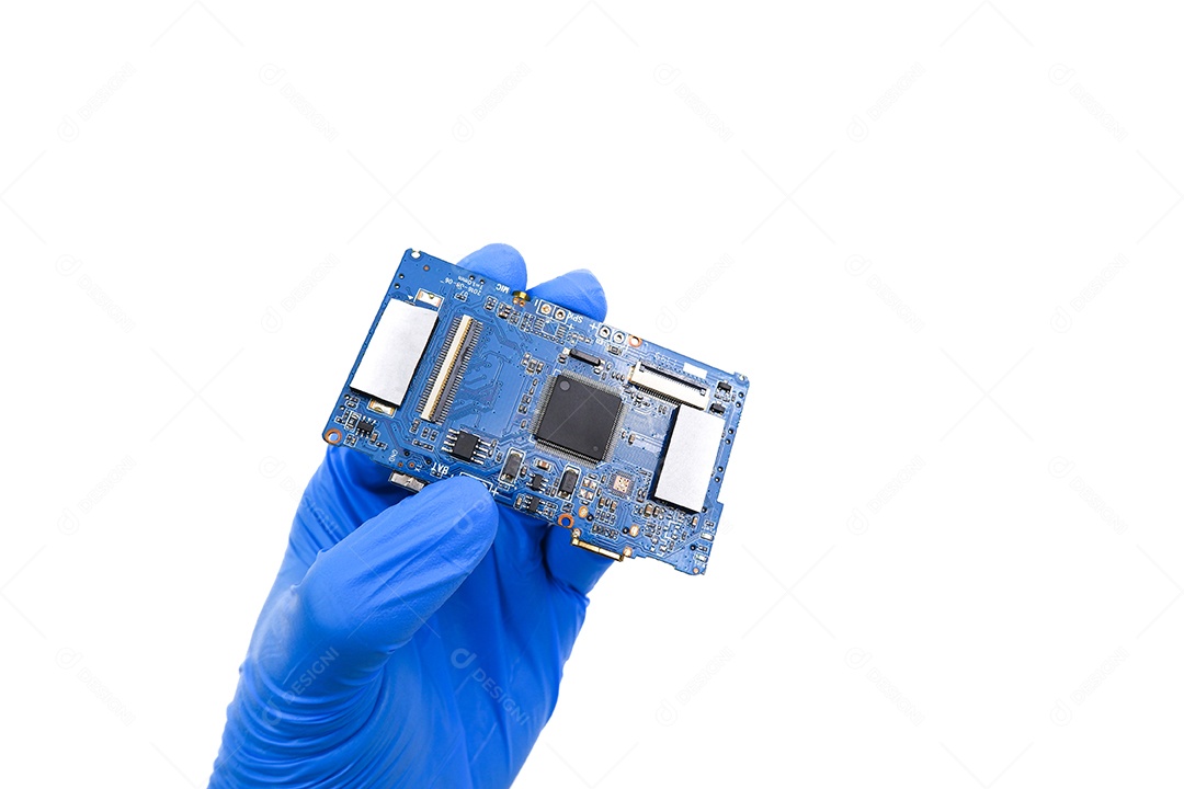 Placa de circuito eletrônico em uma mão de técnico