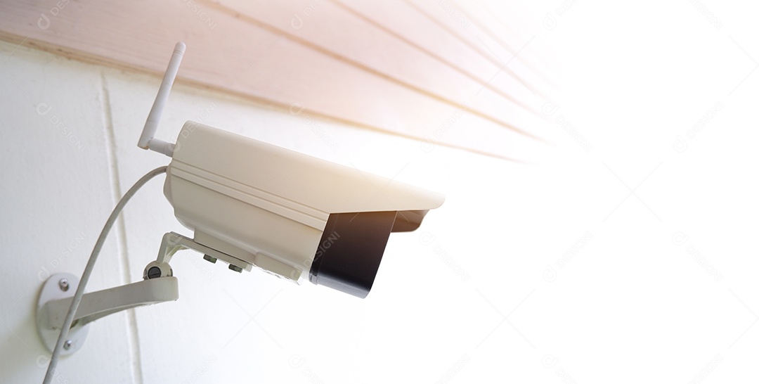 Câmera IP CCTV sem fio na parede da casa com espaço para cópia, segurança