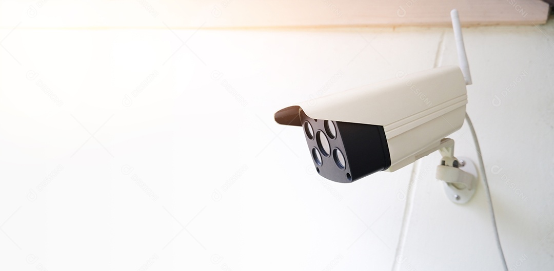 Câmera IP CCTV sem fio na parede da casa com espaço para cópia, segurança