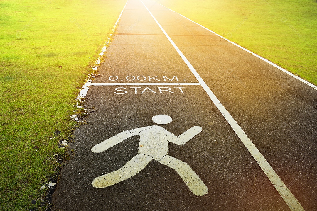 A linha começa em uma estrada asfaltada com a luz do sol