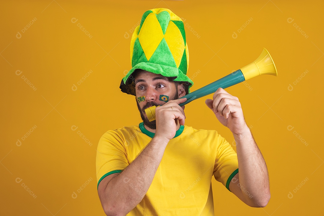 Homem brasileiro vestindo uma camiseta do Brasil