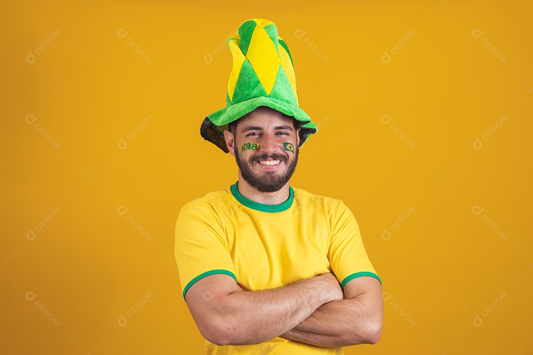 Homem brasileiro vestindo uma camiseta do Brasil