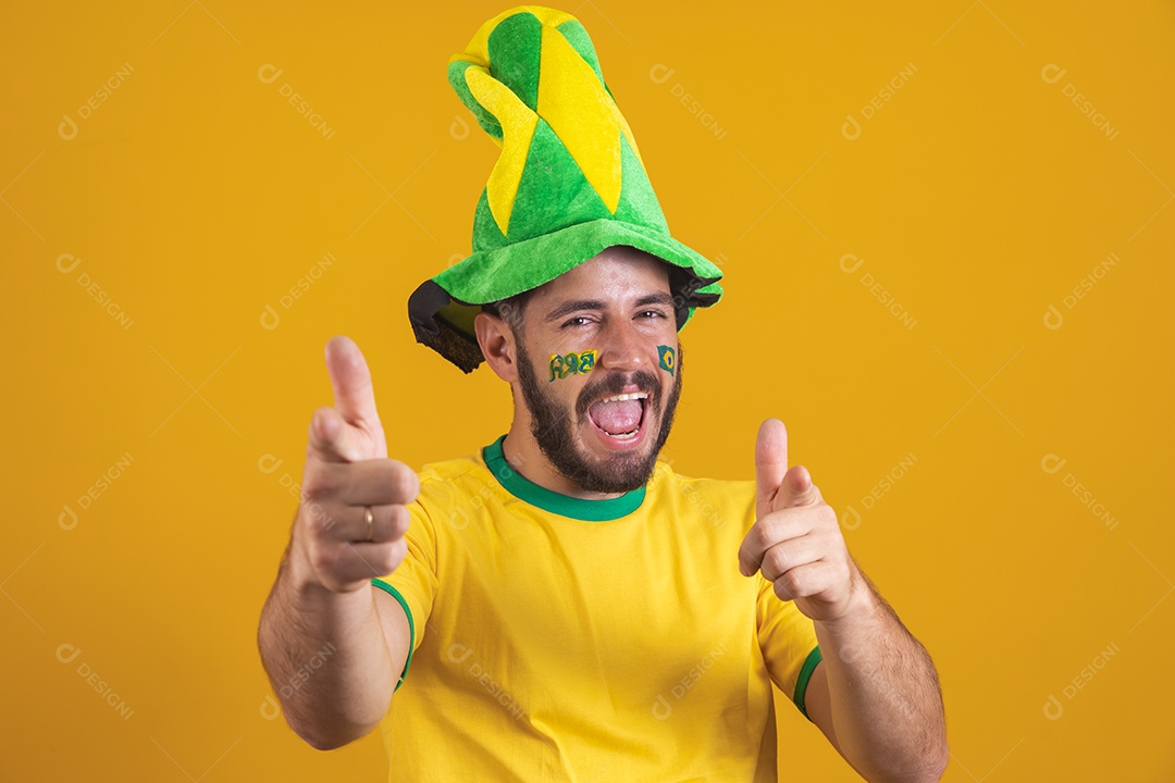 Homem brasileiro vestindo uma camiseta do Brasil