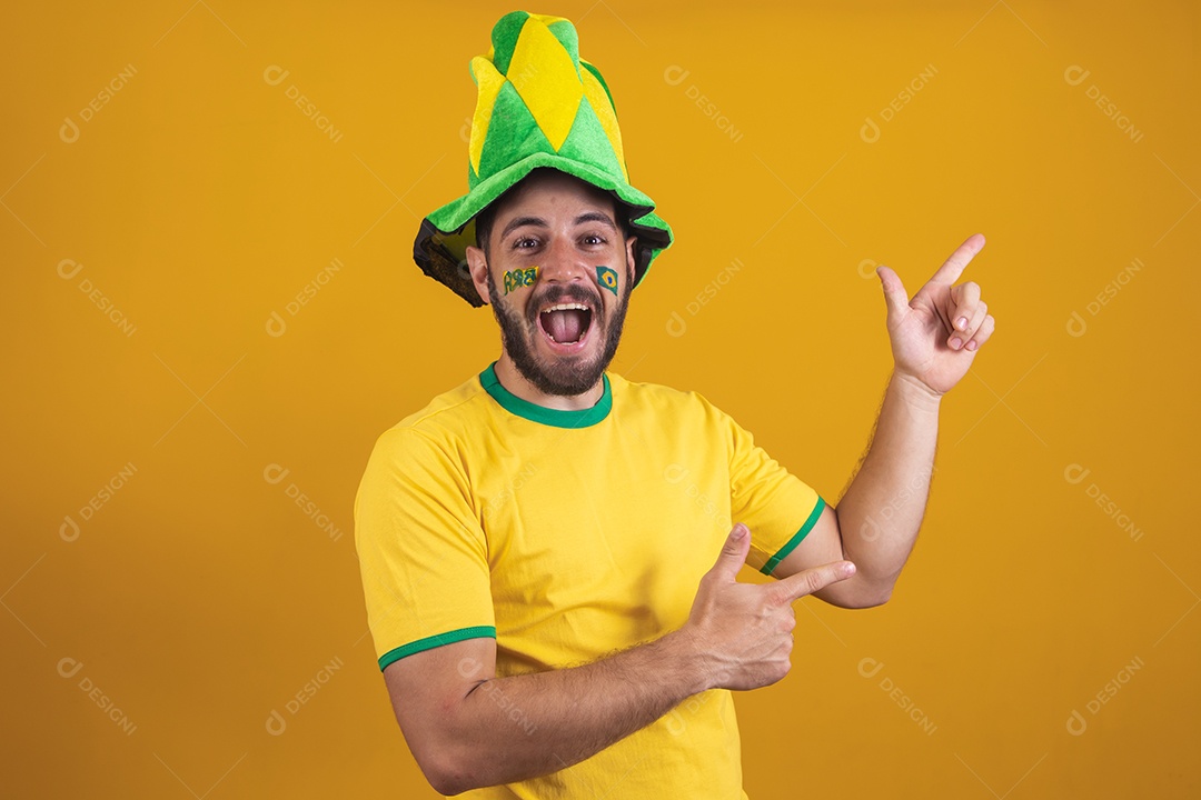 Homem brasileiro vestindo uma camiseta do Brasil