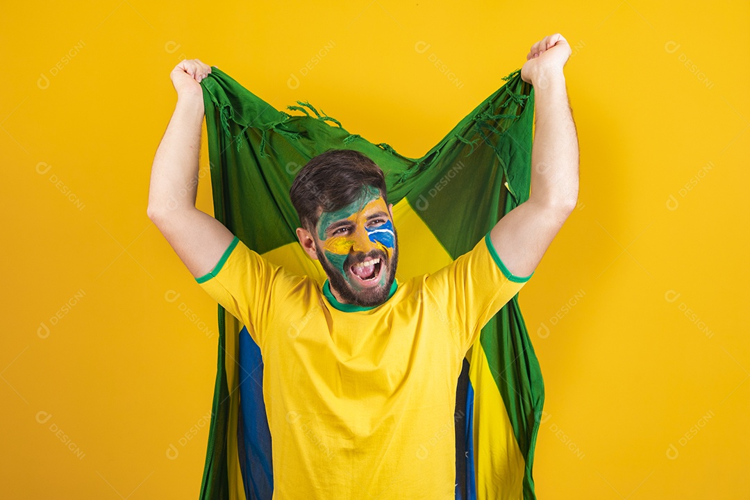 Homem brasileiro segurando bandeira do Brasil