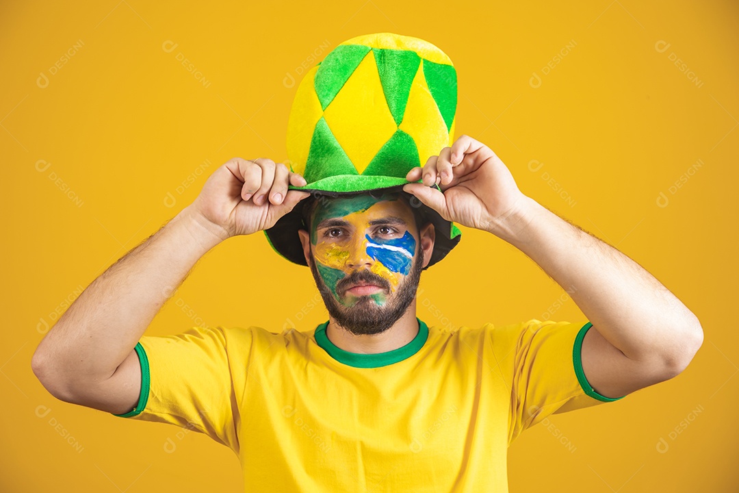 Homem brasileiro vestindo uma camiseta do Brasil