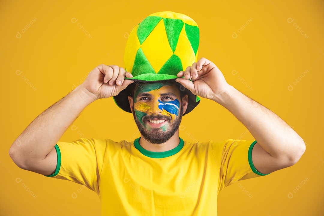 Homem brasileiro vestindo uma camiseta do Brasil
