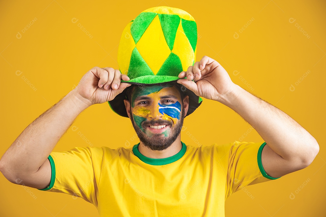 Homem brasileiro vestindo uma camiseta do Brasil