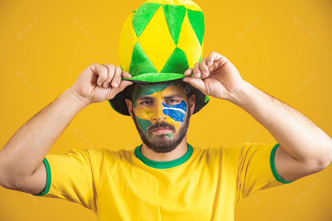 Homem brasileiro vestindo uma camiseta do Brasil