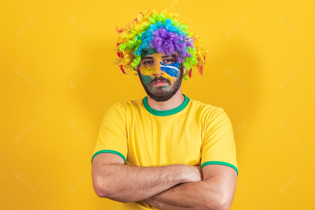 Homem brasileiro vestindo uma camiseta do Brasil