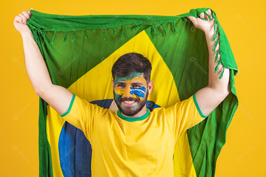 Homem brasileiro segurando bandeira do Brasil