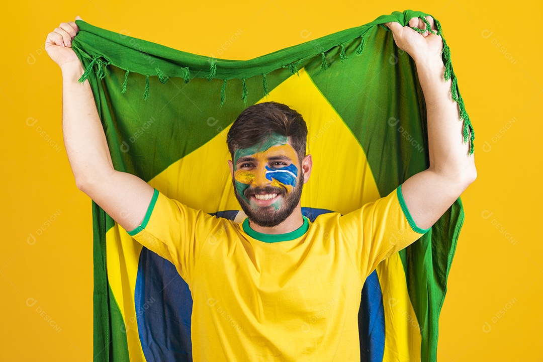 Homem brasileiro segurando bandeira do Brasil