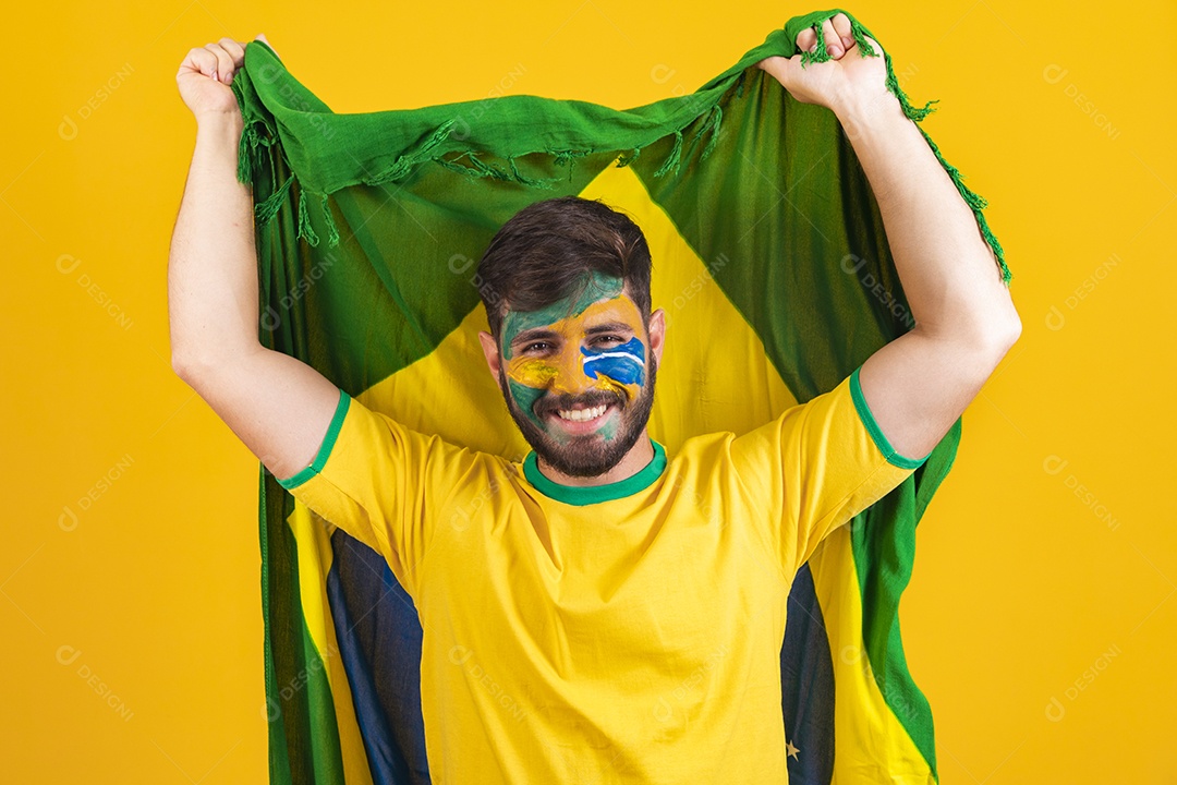 Homem brasileiro segurando bandeira do Brasil