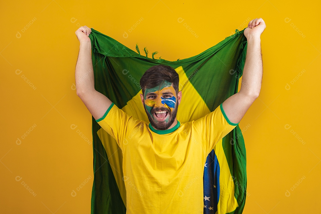 Homem brasileiro segurando bandeira do Brasil