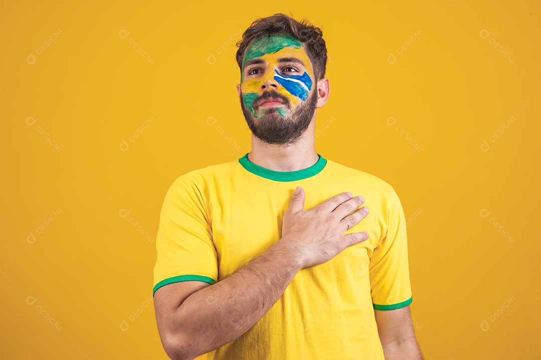 Homem brasileiro com a mão no peito