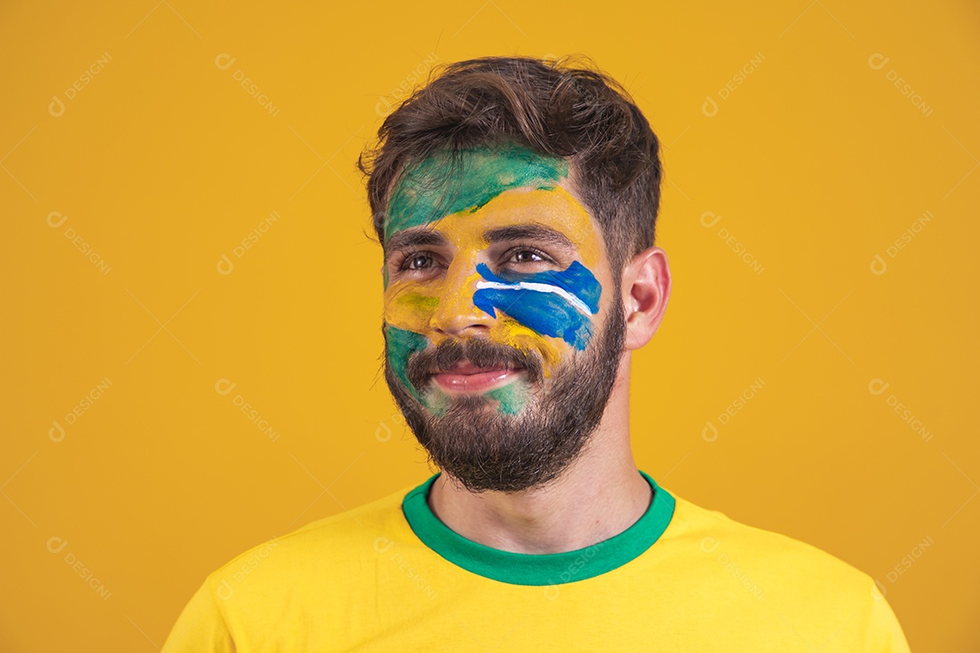 Homem brasileiro segurando bandeira do Brasil