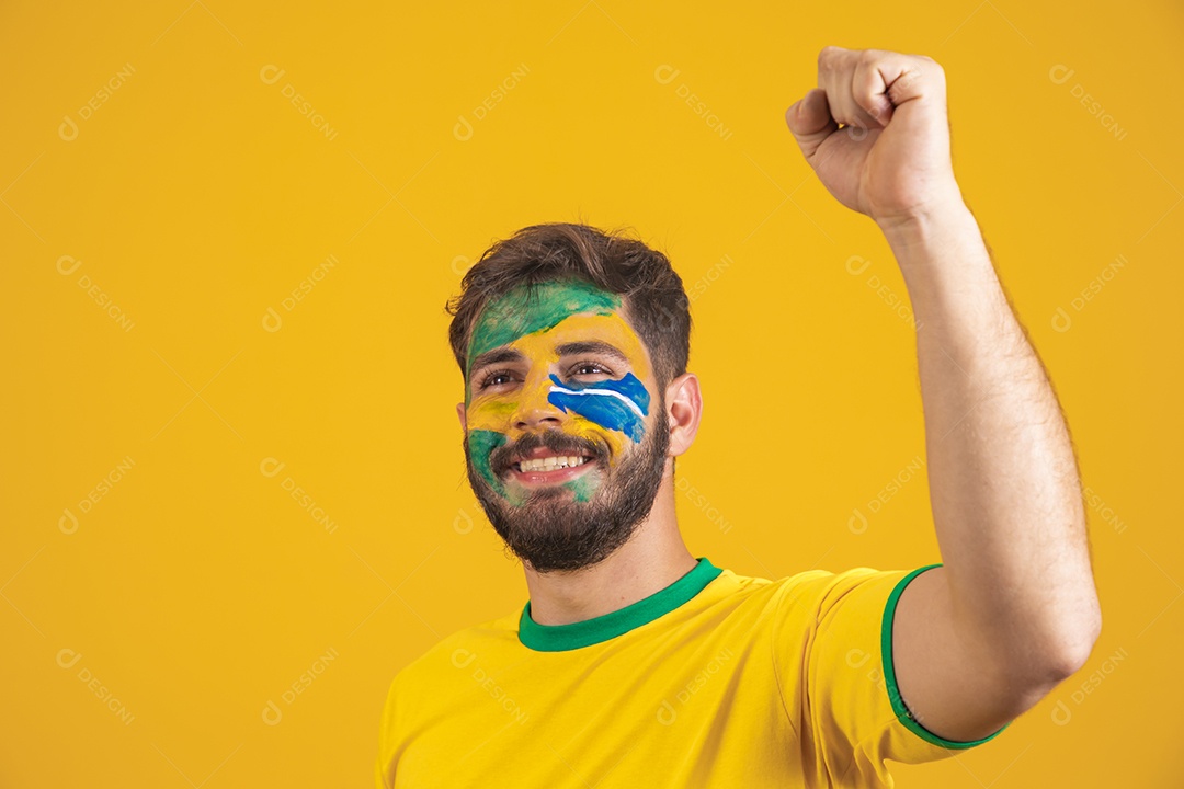 Homem brasileiro segurando bandeira do Brasil