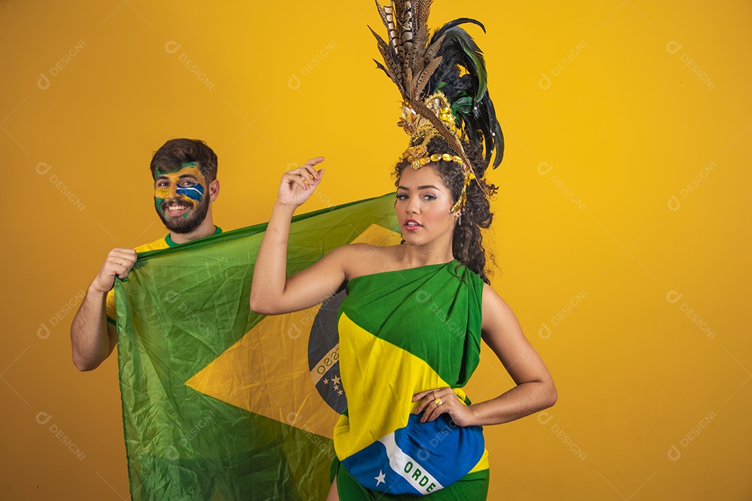 Casal brasileiro se divertindo vestidos com as cores do Brasil