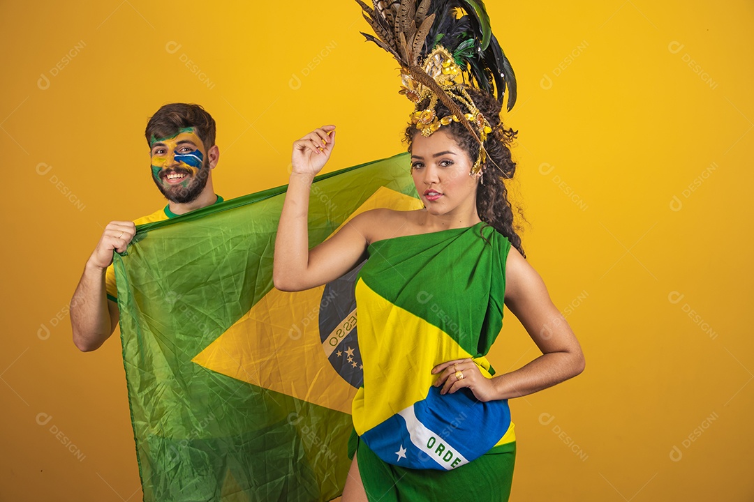 Casal brasileiro se divertindo vestidos com as cores do Brasil