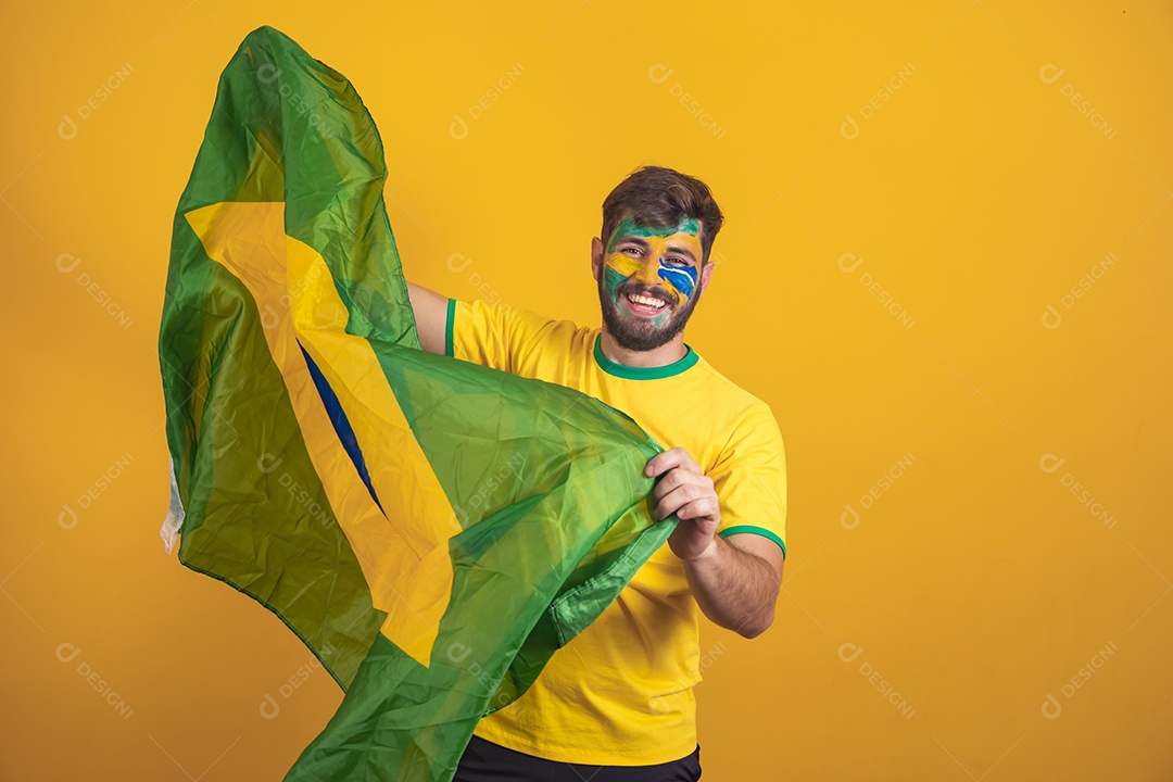 Homem brasileiro segurando bandeira do Brasil