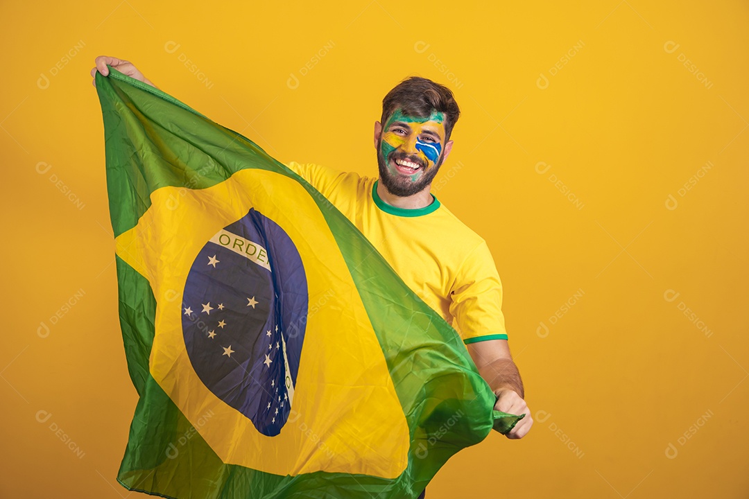 Homem brasileiro segurando bandeira do Brasil